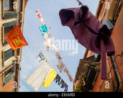 Waschen, Trocknen auf Kleidung Linien in einer Gasse in Venedig, Italien. Stockfoto