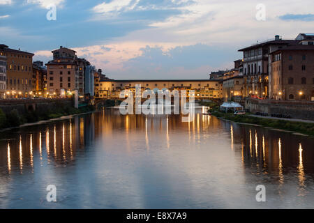 Ponte Vecchio über den Arno River, Florenz, Italien Stockfoto