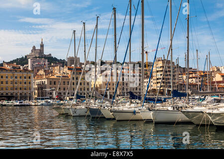 Segeln Boote angedockt im Alten Hafen von Marseille, Frankreich Stockfoto