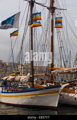Peace flags Flying von den Masten der Segelboote im Hafen von Marseille auf den Internationalen Friedenstag Stockfoto