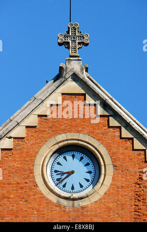 HO CHI MINH CITY, VIETNAM, Attraktion Detail der Kathedrale Notre-Dame, französische antike Architektur, alten aus rotem Backstein, alte Uhr Stockfoto