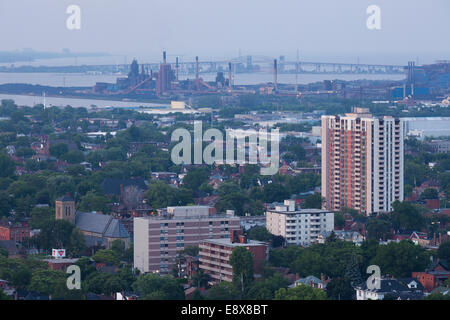 Ein Blick auf das Werk Ingersoll Bodenbearbeitung Group und Burlington Skyway in der Ferne. Hamilton, Ontario, Kanada. Stockfoto