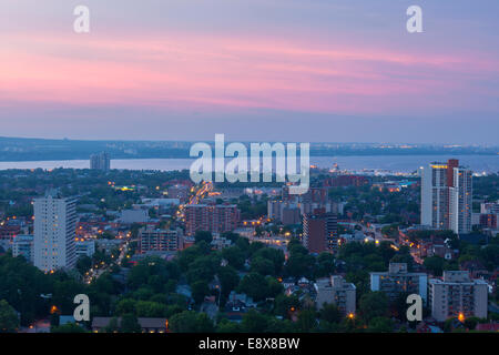 Sonnenuntergang über Hamilton und der Burlington Bucht (Lake Ontario). Ontario, Kanada. Stockfoto