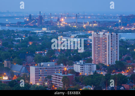 Ein Blick auf das Werk Ingersoll Bodenbearbeitung Group und Burlington Skyway in der Ferne. Hamilton, Ontario, Kanada. Stockfoto