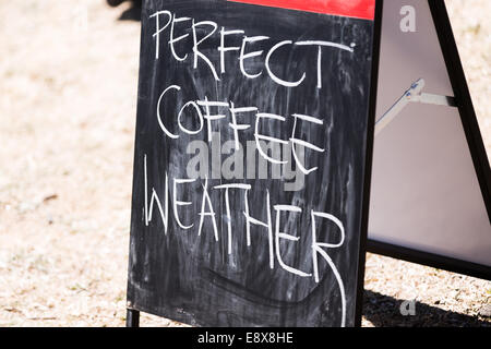 Ein Schild draußen ein Café an einem heißen Tag im Scherz sagen "perfekten Kaffee Wetter" Stockfoto