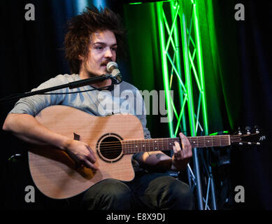 Bala Cynwyd, Pennsylvania, USA. 15. Oktober 2014. Clemens Rehbein der deutschen Pop-Rock-Duo Milky Chance führt auf Radio 104,5 Performance Theater am 15. Oktober 2014 in Bala Cynwyd, Pennsylvania, USA. Bildnachweis: Paul Froggatt/Alamy Live-Nachrichten Stockfoto