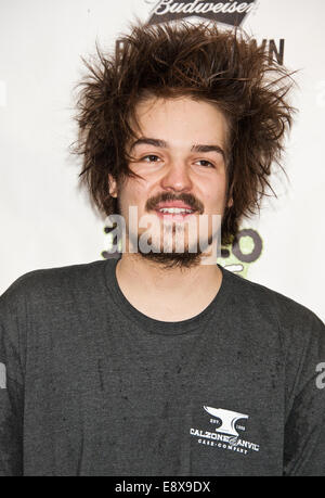 Bala Cynwyd, Pennsylvania, USA. 15. Oktober 2014. Clemens Rehbein der deutschen Pop-Rock-Duo Milky Chance stellt bei Radio 104,5 Performance Theater am 15. Oktober 2014 in Bala Cynwyd, Pennsylvania, USA. Bildnachweis: Paul Froggatt/Alamy Live-Nachrichten Stockfoto