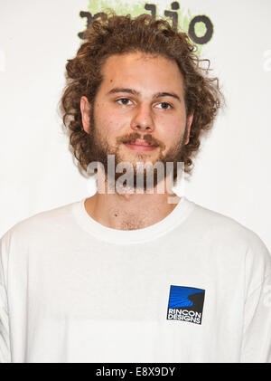 Bala Cynwyd, Pennsylvania, USA. 15. Oktober 2014. Philipp Dausch der deutschen Pop-Rock-Duo Milky Chance stellt bei Radio 104,5 Performance Theater am 15. Oktober 2014 in Bala Cynwyd, Pennsylvania, USA. Bildnachweis: Paul Froggatt/Alamy Live-Nachrichten Stockfoto