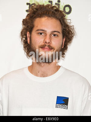 Bala Cynwyd, Pennsylvania, USA. 15. Oktober 2014. Philipp Dausch der deutschen Pop-Rock-Duo Milky Chance stellt bei Radio 104,5 Performance Theater am 15. Oktober 2014 in Bala Cynwyd, Pennsylvania, USA. Bildnachweis: Paul Froggatt/Alamy Live-Nachrichten Stockfoto