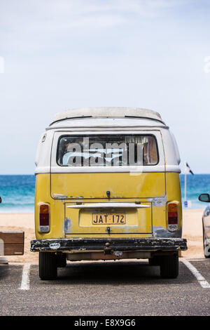 Eine alte 70er Jahre Volkswagen Wohnmobil fotografiert an einem australischen Strand abgestellt Stockfoto