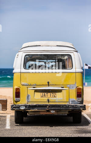 Eine alte 70er Jahre Volkswagen Wohnmobil fotografiert an einem australischen Strand abgestellt Stockfoto