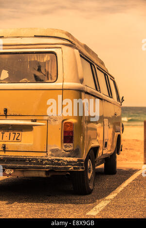 Eine alte 70er Jahre Volkswagen Wohnmobil fotografiert an einem australischen Strand abgestellt Stockfoto