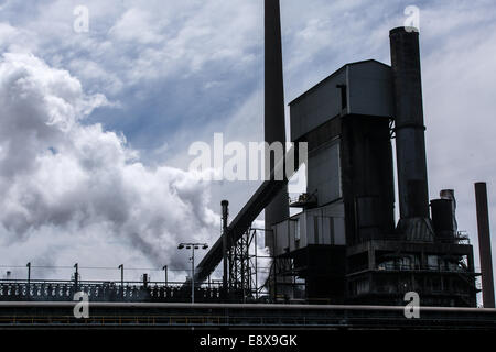 Ein Stahlwerk in Australien emittierende eine Wolke von Rauch oder Dampf Stockfoto