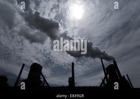 Ein Stahlwerk in Australien emittierende eine Wolke von Rauch oder Dampf Stockfoto