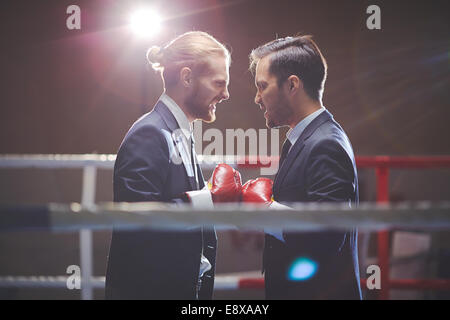 Aggressive Geschäft Boxer Blick auf einander Stockfoto