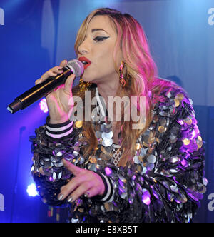 Allerheiligen Höchstleistungen live Featuring G-A-Y: All Saints, Melanie Blatt Where: London, Vereinigtes Königreich bei: 12. April 2014 Stockfoto