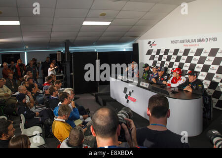 Phillip Island, Australien. Donnerstag, 16. Oktober 2014. Eine Auswahl von Fahrern, die Teilnahme an den Australian Motorcycle Grand Prix mit der Presse Scrum vor Beginn der Veranstaltung sprechen. Die Fahrer sind (von links nach rechts) Jack Miller, Bradley Smith, Jorge Lorenzo, Marc Marquez, Andrea Dovizioso und Alex Marquez. Bildnachweis: Russell Hunter/Alamy Live-Nachrichten Stockfoto
