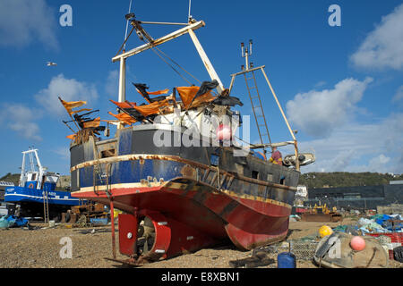 Trawler auf Hastings Stade Fischerboot am Strand East Sussex England GB UK Stockfoto