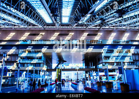 OSAKA - 13 APR: Rolltreppe an JR Osaka Station am 13. Apr 14 in Osak Stockfoto