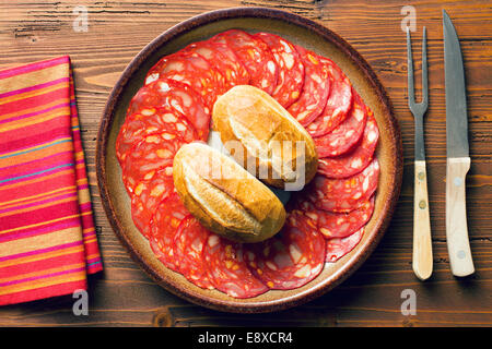 Chorizo Salami mit Brötchen auf Platte geschnitten Stockfoto