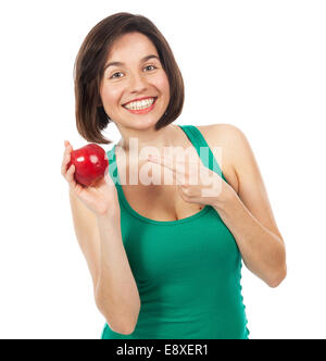 Schöne junge Frau hält und zeigt einen roten Apfel, isoliert auf weiss Stockfoto