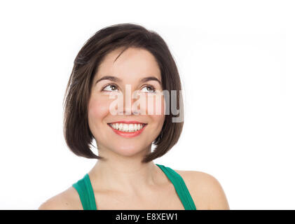 Close-up Portrait einer jungen lächelnde Frau blickte, isoliert auf weiss Stockfoto