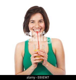 Porträt einer jungen Frau trinken Orangensaft mit einem Strohhalm, isoliert auf weiss Stockfoto