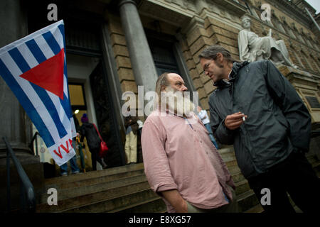 Dresden, Deutschland. 16. Oktober 2014. Sprechen Sie Jenaer Jugendpfarrer Lothar König (L) und Geschäftsführer der Berliner Verein der verfolgte des Nazi-Regimes/Verband der Antifaschisten (VVN-BdA), Markus Tervooren, außerhalb der District Court in Dresden, Deutschland, 16. Oktober 2014. Tervooren war angeklagt wegen Landfriedensbruch nach seiner Teilnahme an den Protest gegen die Neonazis am 19. Februar 2011 in Dresden. Bildnachweis: Dpa picture Alliance/Alamy Live News Stockfoto