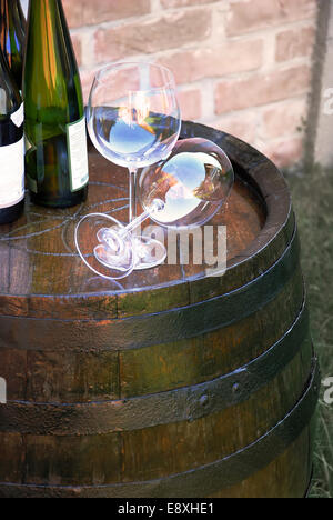 Wein in Holzfaß Stockfoto