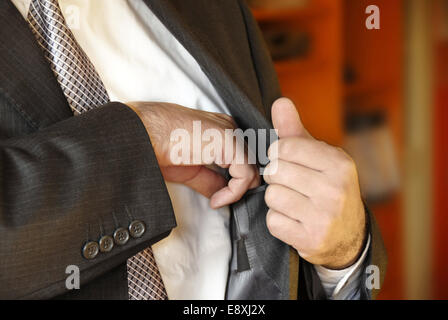 Geschäftsmann Hand in Innentasche Stockfoto