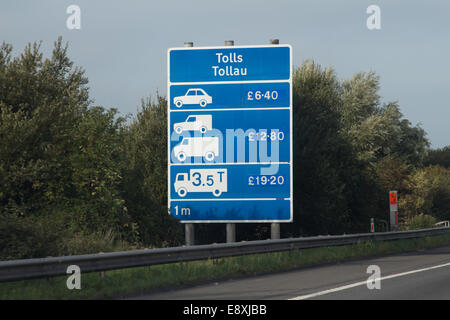 Autobahn-Maut-Zeichen auf der M4 für die zweite Severn Brücke in Wales Stockfoto