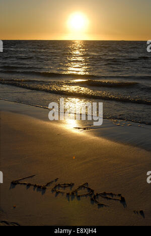 Botschaft der Liebe in Sand geschrieben Stockfoto