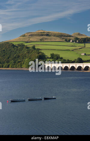 Blauen Sommerhimmel über Wasser von Ladybower Reservoir, Boote, Bögen von Ashopton Viadukt & malerische Hügel - Derbyshire Peak District, England, UK. Stockfoto