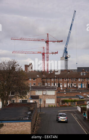 Blick über die Dächer in der Stadt York, North Yorkshire, England, Großbritannien - 3 grosse moderne Krane Turm über Häuser & Wohnungen auf C 20 Wohnsiedlung. Stockfoto