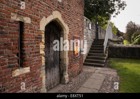 Bogeneingang & Tür des mittelalterlichen Roten Turms (historische rote Ziegelsteine) & Schritte zu alten Stadtmauern - malerische York, North Yorkshire, England, Großbritannien. Stockfoto