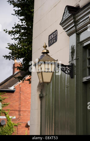 Eine Nahaufnahme der traditionellen old-style Laterne hängenden Außerhalb des Phoenix Inn, ein Pub in der Stadt York, North Yorkshire, England, UK. Stockfoto
