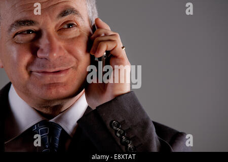 Senior Manager erfolgreich mit seinem untrennbaren Smartphone Agenda und Kalender Stockfoto