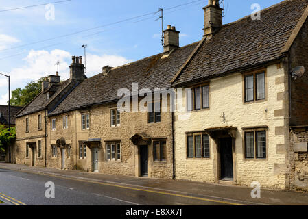 Reihe von mittelalterlichen Häuschen auf einer Straße im historischen touristischen Dorf Lacock in Wiltshire Prospektion Stockfoto