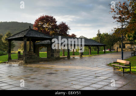 Alten, denkmalgeschützten Strukturen Seite an Seite (Halle, Butter Cross&stocks) im Zentrum von Bingley Stadt, West Yorkshire, England, UK. Stockfoto