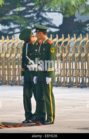 Zwei junge chinesische Soldaten bewachten Platz des Himmlischen Friedens, Peking, China. Stockfoto