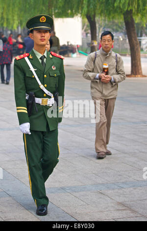 Die jungen chinesischen Soldaten patrouillieren, Platz des Himmlischen Friedens, Peking, China. Stockfoto