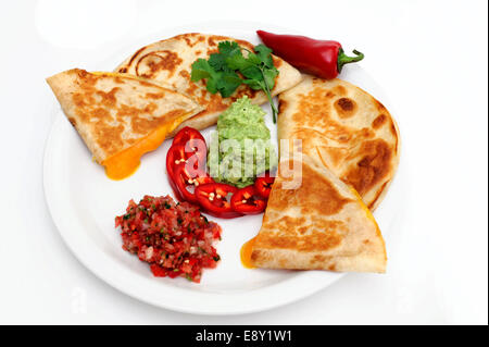 Salsa, Guacamole und Quesadilla Stockfoto