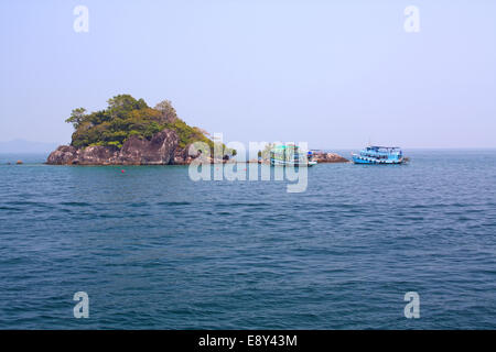 Ausflugsboote in der Nähe von felsige Insel in Thailand Stockfoto