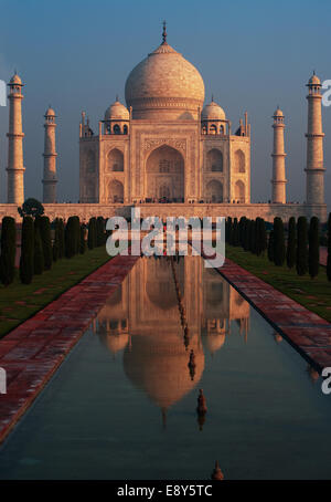 Taj Mahal Sunrise Brunnen Reflexion Stockfoto