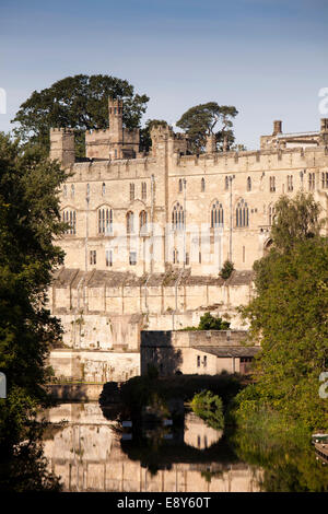 Großbritannien, England, Warwickshire, Warwick, Schloss spiegelt sich im Fluss Avon Stockfoto