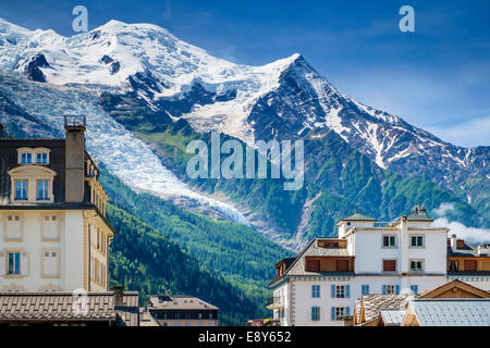 Chamonix, Französische Alpen im Sommer, Frankreich - Glacier des Bossons und Mont Blanc Gipfel über den Dächern Stockfoto