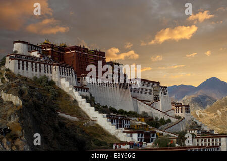 Potala-Palast abgewinkelt, Sonnenuntergang Stockfoto