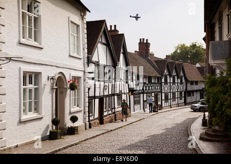 Großbritannien, England, Warwickshire, Warwick, historische Spitfire-Flugzeuge fliegen über Mill Street Stockfoto