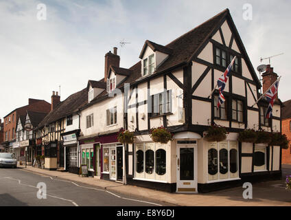 Großbritannien, England, Warwickshire, Warwick, Smith Street, Geschäfte im historischen gerahmt Holzhäuser Stockfoto