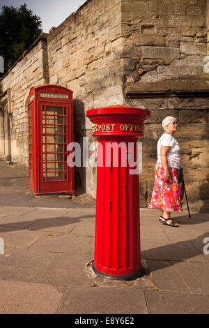 Großbritannien, England, Warwickshire, Warwick, Eastgate, K6 Telefonzelle und historischen viktorianischen Säule Box Stockfoto